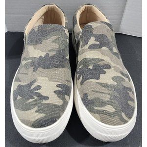 Women's Soda Camouflage Canvas Slip On Shoes. Size 6.5 US.